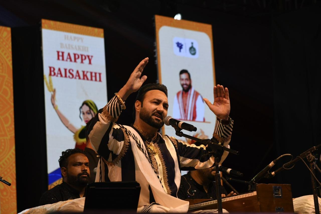 कुरुक्षेत्र। पंजाबी गायक लंखविंद्र वड़ाली राज्यस्तरीय  बैसाखी मोहत्सव में प्रस्तुती देते हुए । 