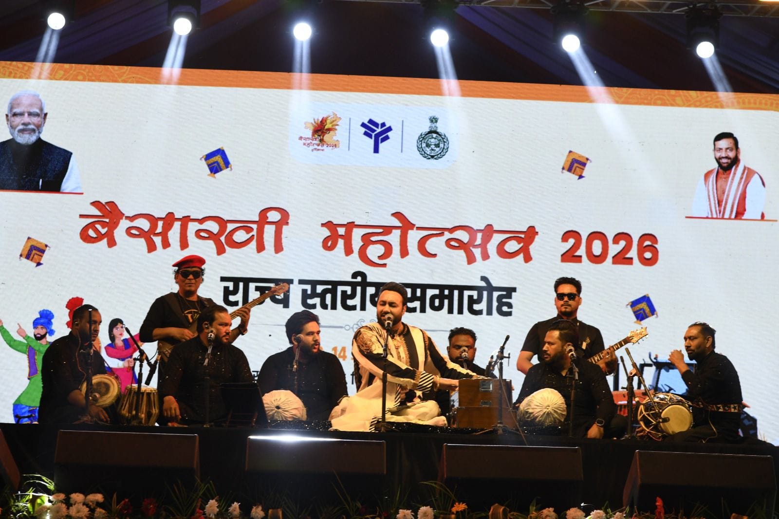 कुरुक्षेत्र। पंजाबी गायक लंखविंद्र वड़ाली राज्यस्तरीय  बैसाखी मोहत्सव में प्रस्तुती देते हुए । 