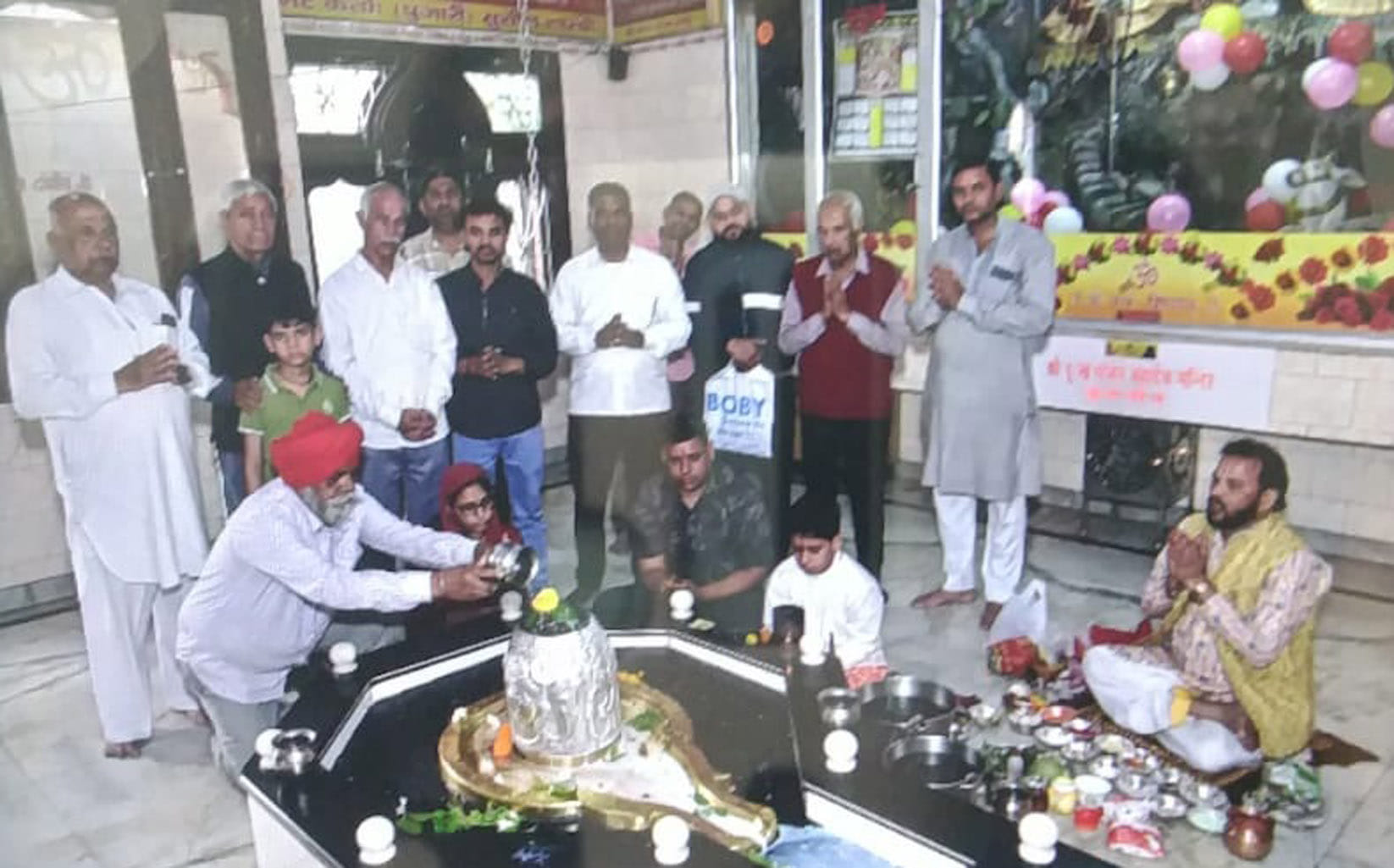 कुरुक्षेत्र। प्राचीन दु:खभंजन महादेव मंदिर में शिवजी की पूजा करते श्रद्धालु। स्वयं