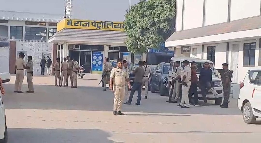 कुशीनगर : बिहार के हथुआ में खड़ीं पुलिस की गाड़ियां। स्रोत-सोशल मीडिया