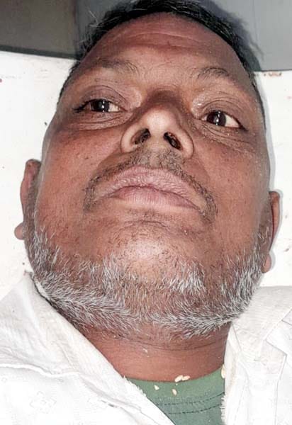 खुटार में टकराने के बाद क्षतिग्रस्त कार और ट्रैक्टर। संवाद खुटार में टकराने के बाद क्षतिग्रस्त कार और ट्रैक्टर। संवाद