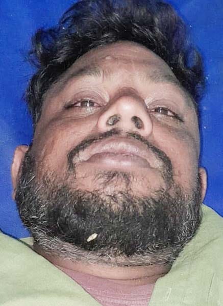 खुटार में टकराने के बाद क्षतिग्रस्त कार और ट्रैक्टर। संवाद खुटार में टकराने के बाद क्षतिग्रस्त कार और ट्रैक्टर। संवाद