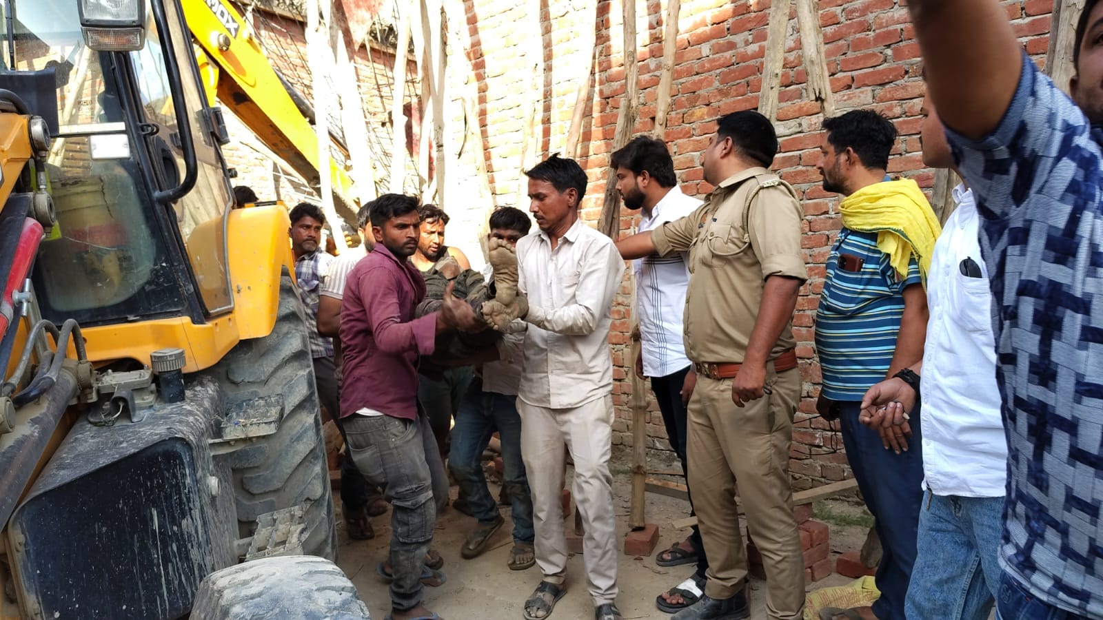 लालगोालगंज में हुए हादसे के बाद मलबे में दबे मजदूरों को निकालने का प्रयास करते लोग लालगोालगंज में हुए हादसे के बाद मलबे में दबे मजदूरों को निकालने का प्रयास करते लोग