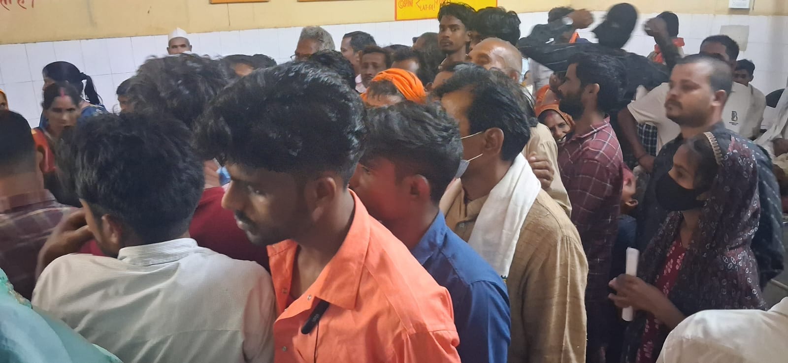 मेडिकल कॉलेज में एक्स-रे कक्ष के बाहर बैठ कर अपनी बारी की इंतजार करते मरीज।संवाद