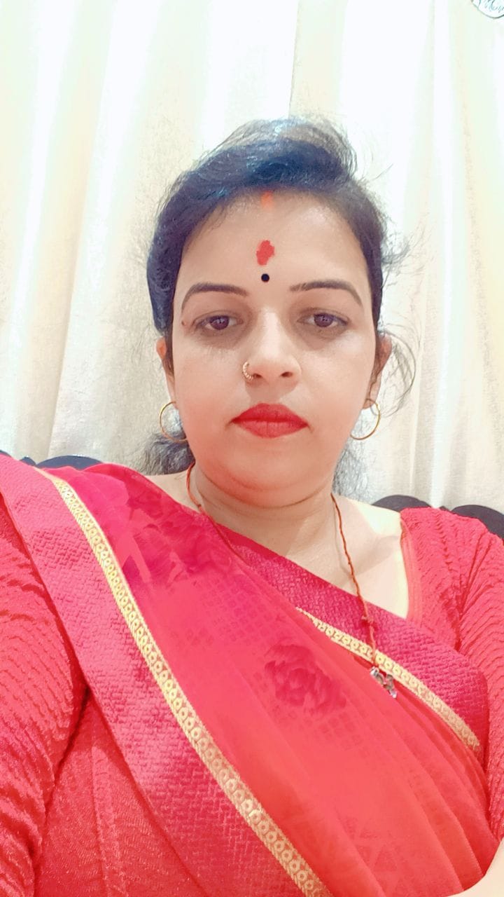 महिलाओं को धूपबत्ती बनाना सिखाती निधी त्रिपाठी। स्रोत: स्वयं महिलाओं को धूपबत्ती बनाना सिखाती निधी त्रिपाठी। स्रोत: स्वयं