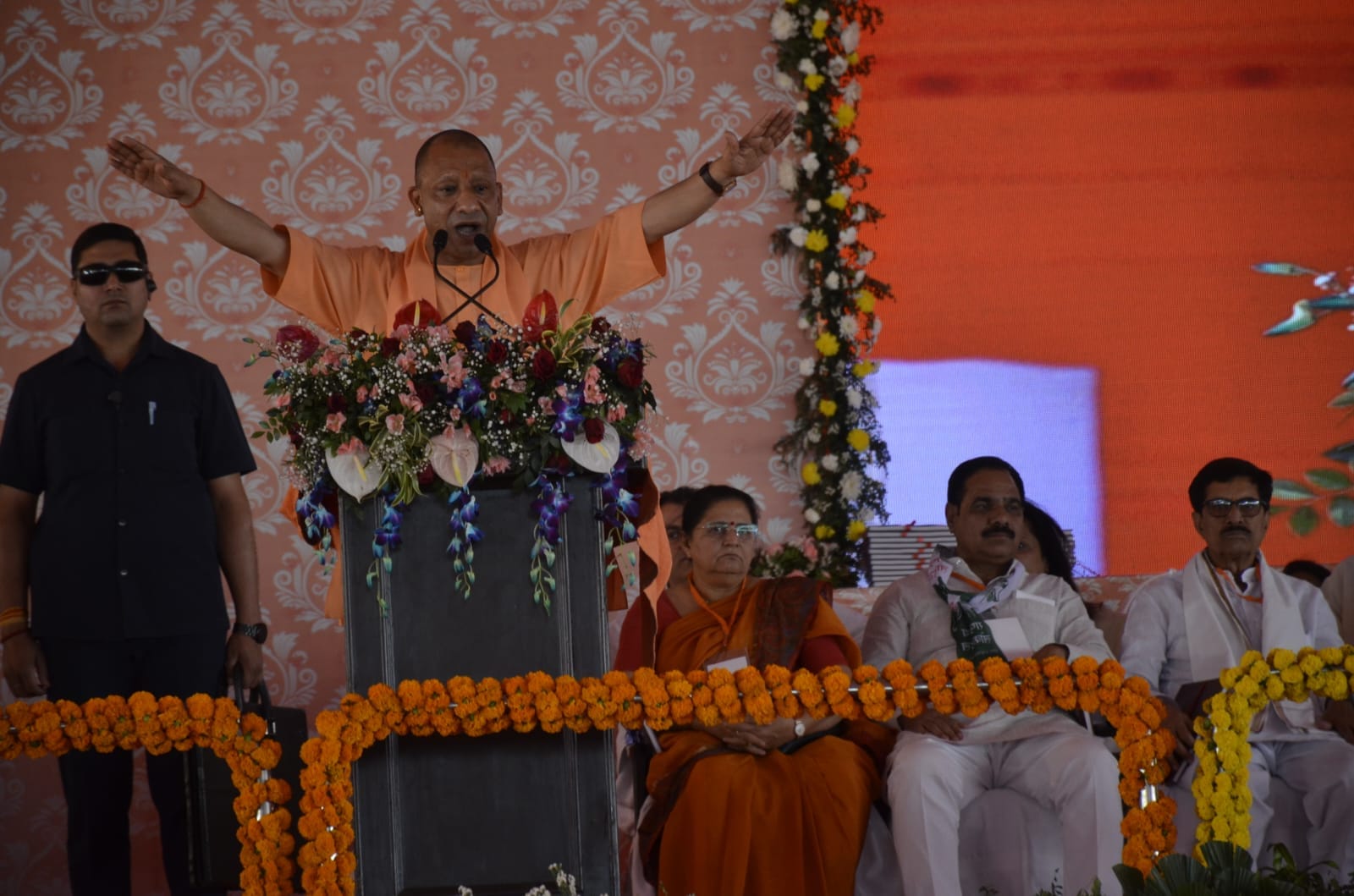मुजफ्फरनगर रोजगार मेले के मंच पर जनता का अभिवादन स्वीकार करते मुख्यमंत्री योगी आदित्यनाथ व केंद मुजफ्फरनगर रोजगार मेले के मंच पर जनता का अभिवादन स्वीकार करते मुख्यमंत्री योगी आदित्यनाथ व केंद