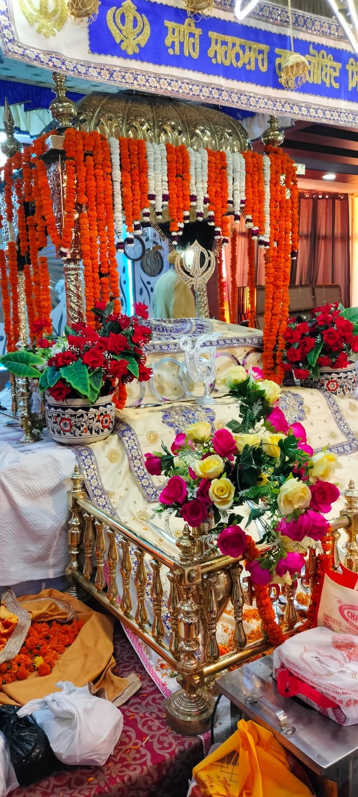 मकसूदापुर से निकाली कीर्तन यात्रा में पंच प्यारे और बस में सजा गुरु का दीवान। संवाद मकसूदापुर से निकाली कीर्तन यात्रा में पंच प्यारे और बस में सजा गुरु का दीवान। संवाद