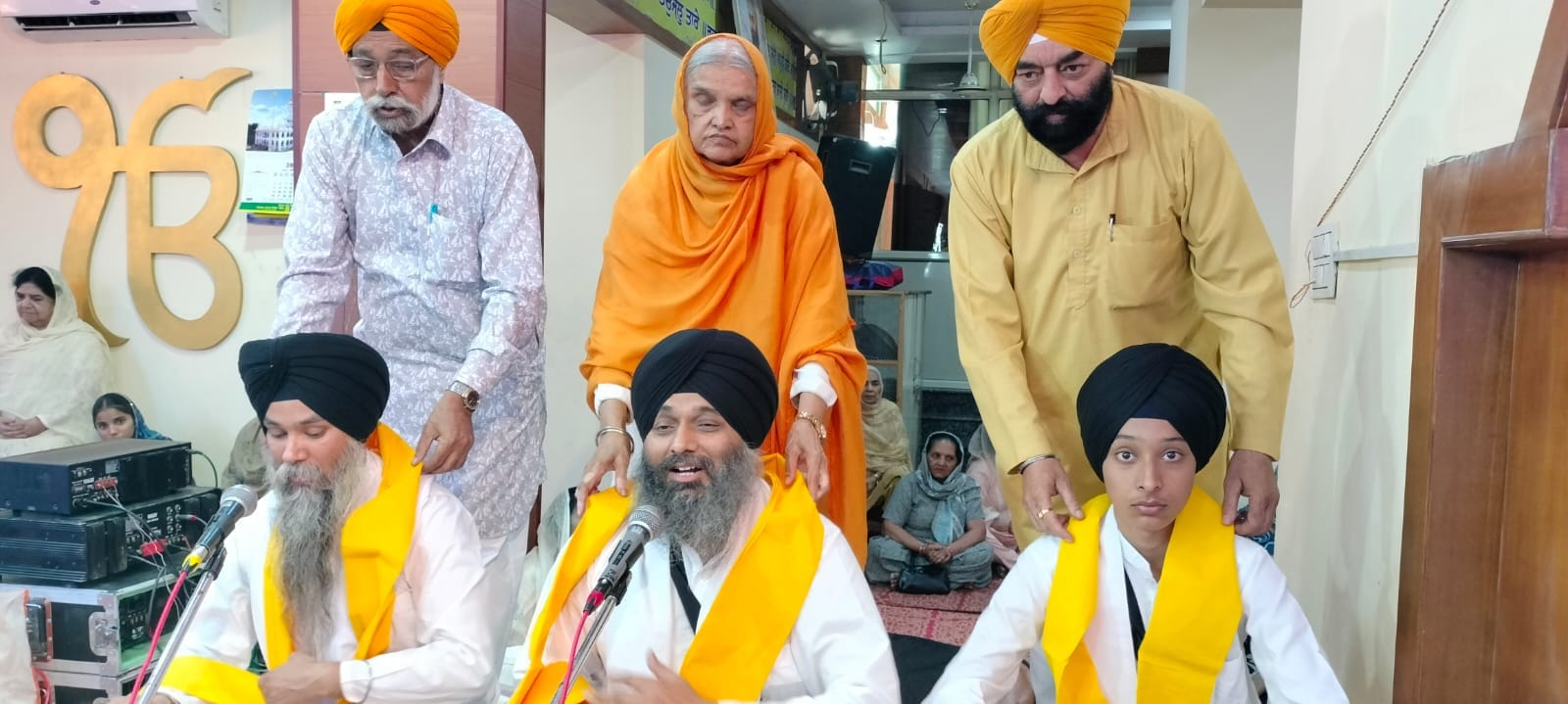 मकसूदापुर से निकाली कीर्तन यात्रा में पंच प्यारे और बस में सजा गुरु का दीवान। संवाद मकसूदापुर से निकाली कीर्तन यात्रा में पंच प्यारे और बस में सजा गुरु का दीवान। संवाद