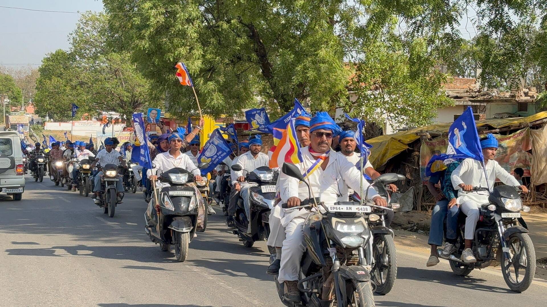 म्योरपुर के आश्रम मोड़ पर डॉ भीमराव अंबेडकर के जयंती पर आयोजित जुलूस में शामिल लोग