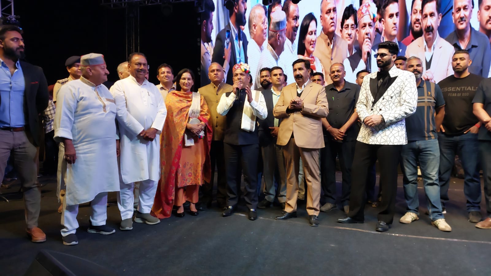 पंजाबी गायक कलाकार शिवजोत और तीसरी स्टार नाइट के मुख्य अतिथि उपमुख्यमंत्री के साथ स्रोतविभाग। पंजाबी गायक कलाकार शिवजोत और तीसरी स्टार नाइट के मुख्य अतिथि उपमुख्यमंत्री के साथ स्रोतविभाग।