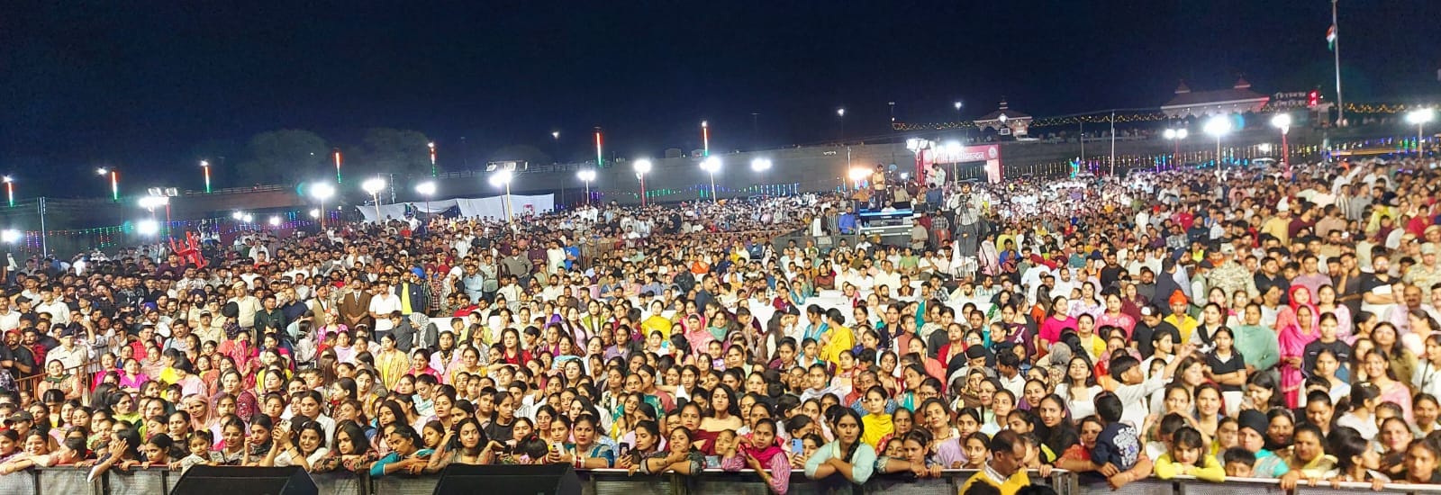 पंजाबी गायक कलाकार शिवजोत और तीसरी स्टार नाइट के मुख्य अतिथि उपमुख्यमंत्री के साथ स्रोतविभाग। पंजाबी गायक कलाकार शिवजोत और तीसरी स्टार नाइट के मुख्य अतिथि उपमुख्यमंत्री के साथ स्रोतविभाग।