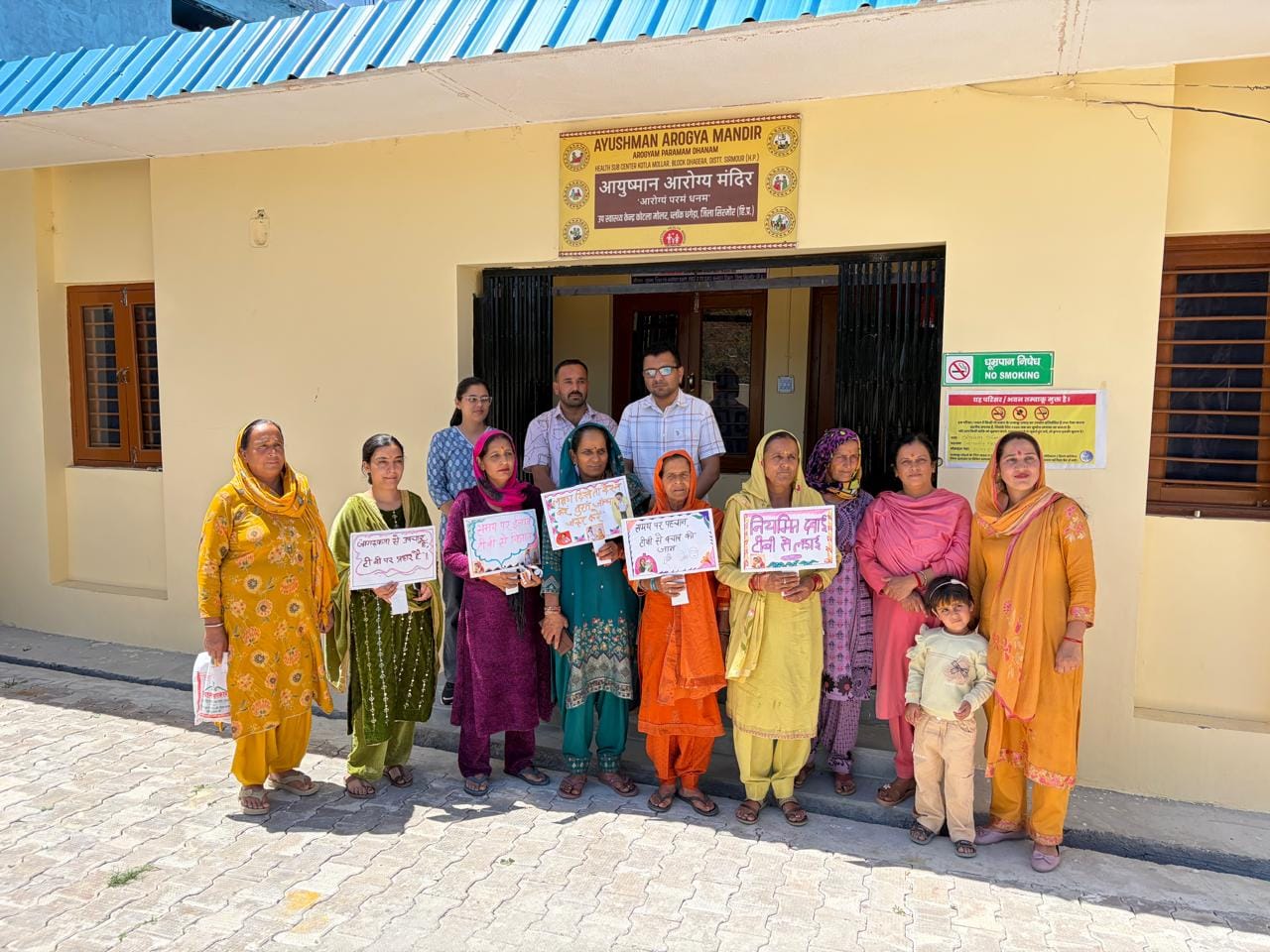 पनार में आयोजित शिविर में महिला के स्वास्थ्य की जांच करते चिकित्सक। स्रोत : विभाग