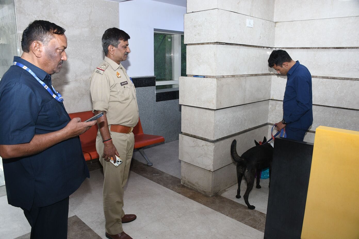 पासपोर्ट ऑफिस में जांच करता बम स्कवॉयड व पुलिस।