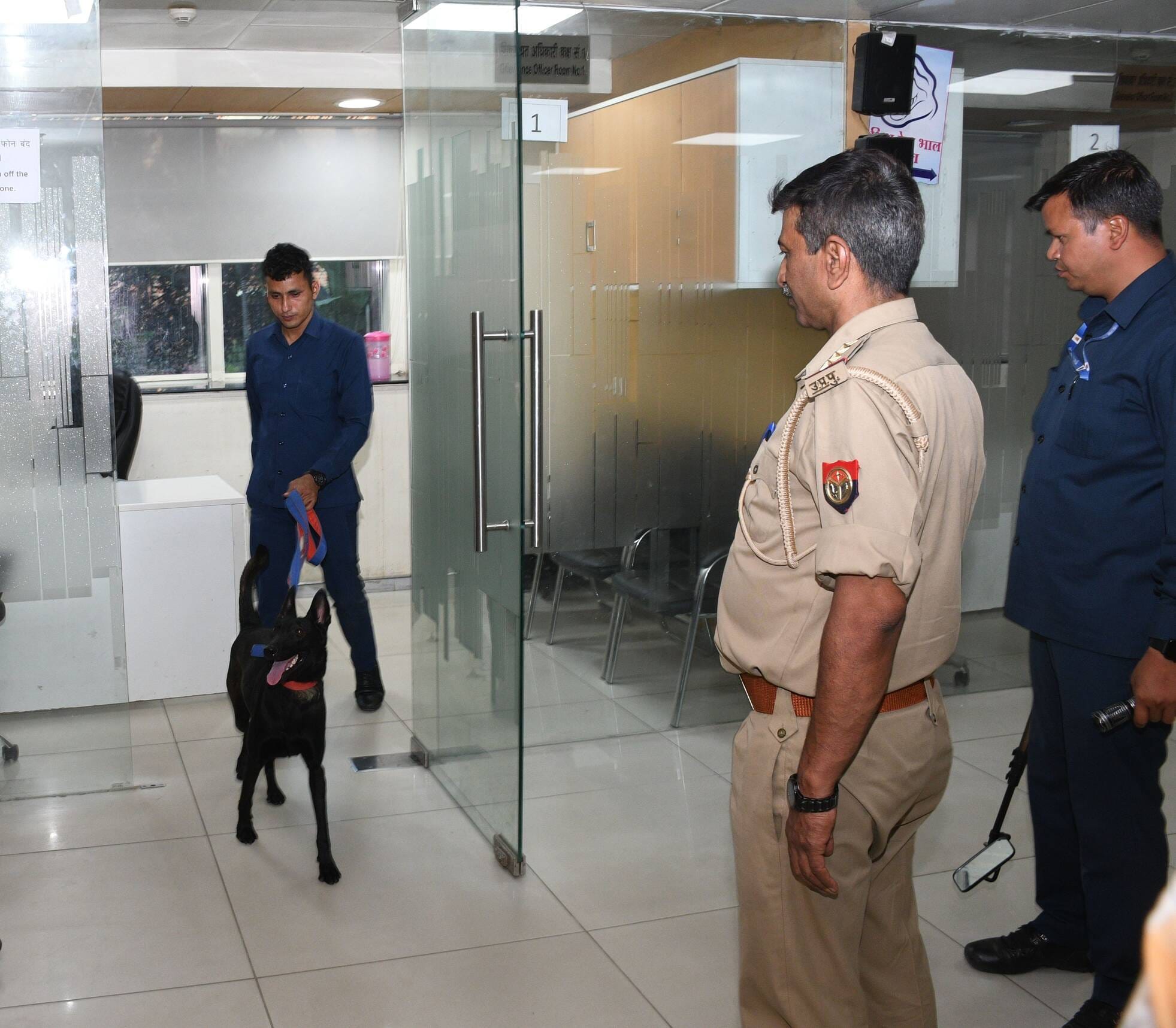 पासपोर्ट ऑफिस में जांच करता बम स्कवॉयड व पुलिस।