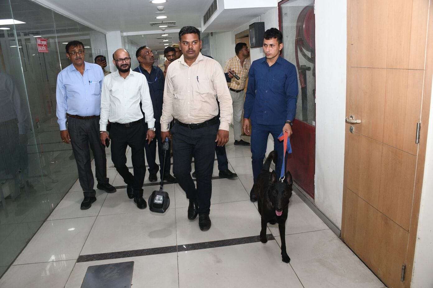 पासपोर्ट ऑफिस में जांच करता बम स्कवॉयड व पुलिस।
