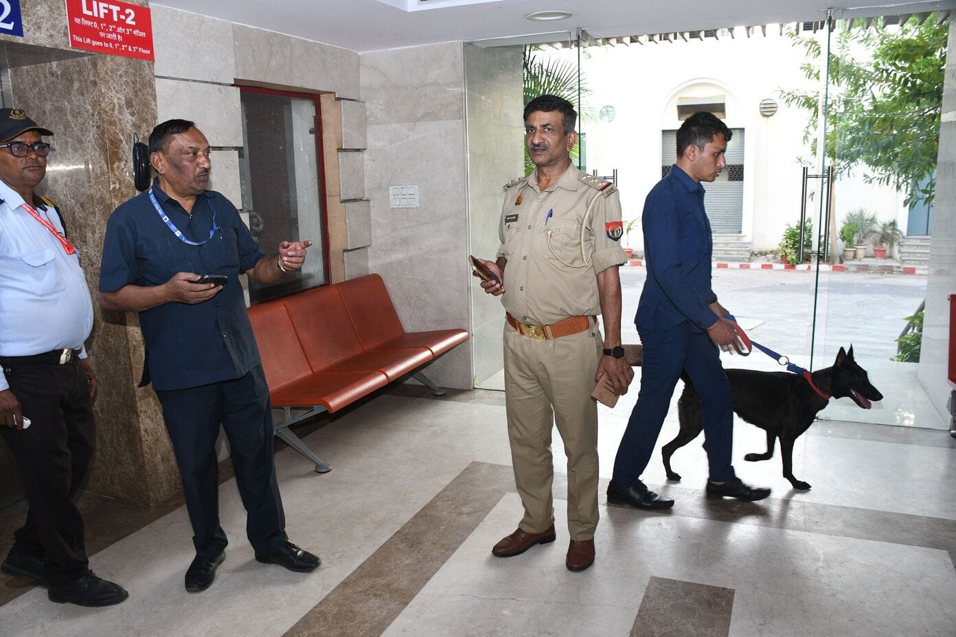 पासपोर्ट ऑफिस में जांच करता बम स्कवॉयड व पुलिस।