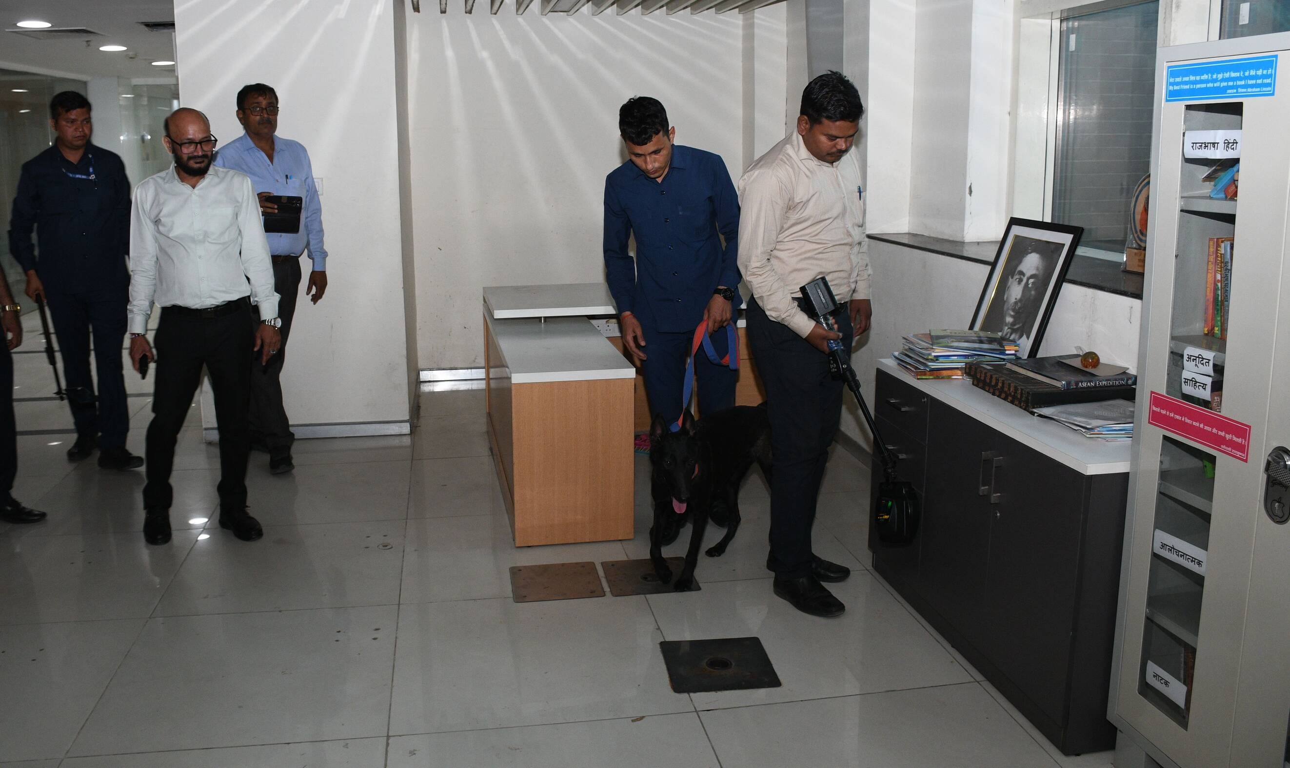 पासपोर्ट ऑफिस में जांच करता बम स्कवॉयड व पुलिस।