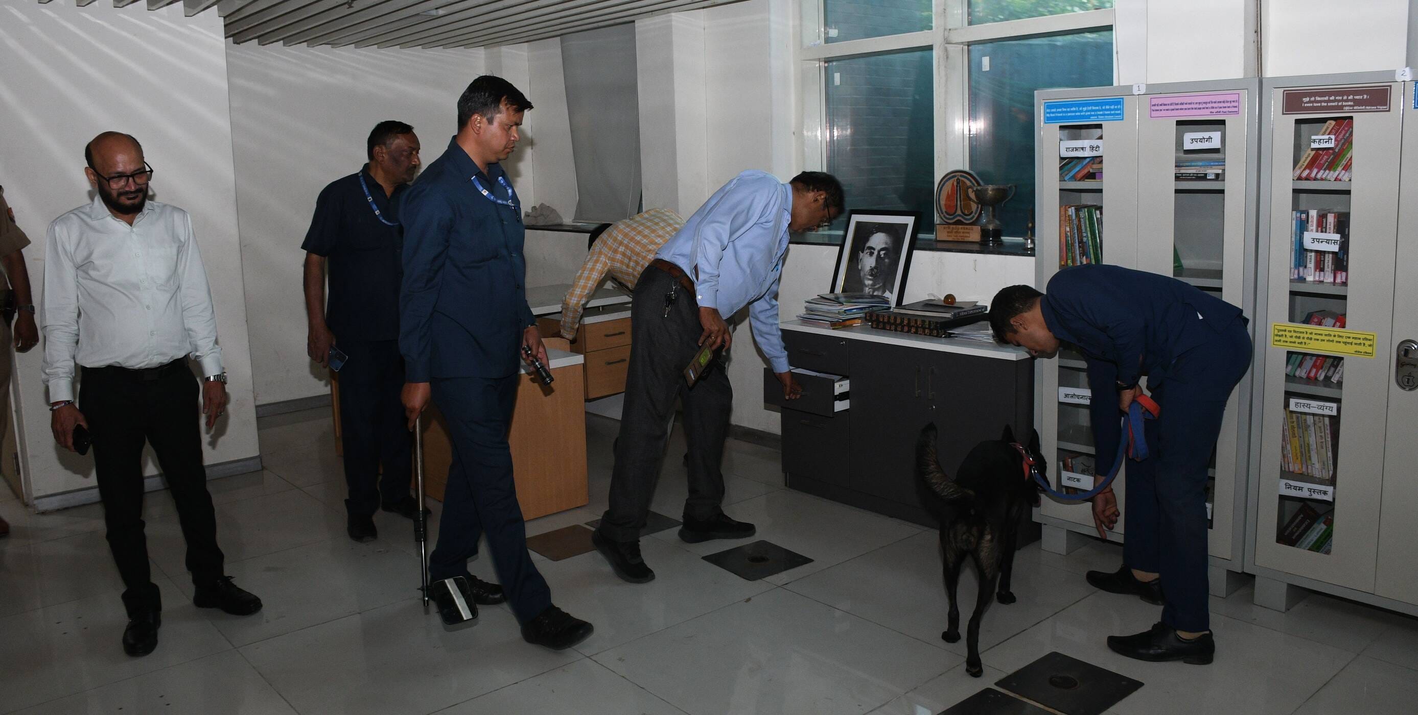 पासपोर्ट ऑफिस में जांच करता बम स्कवॉयड व पुलिस।