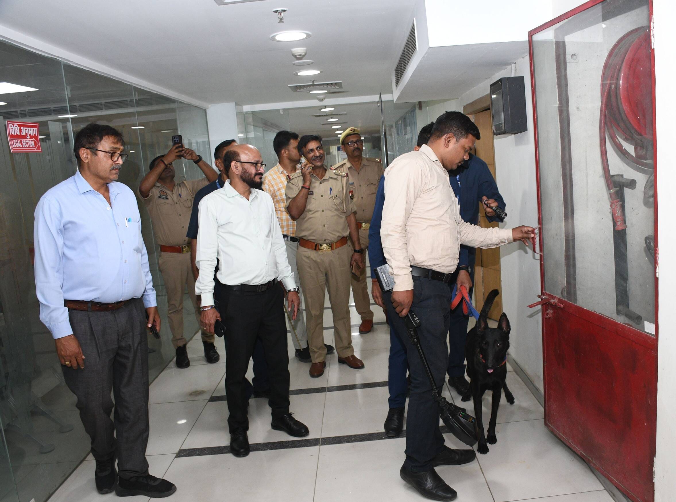 पासपोर्ट ऑफिस में जांच करता बम स्कवॉयड व पुलिस।