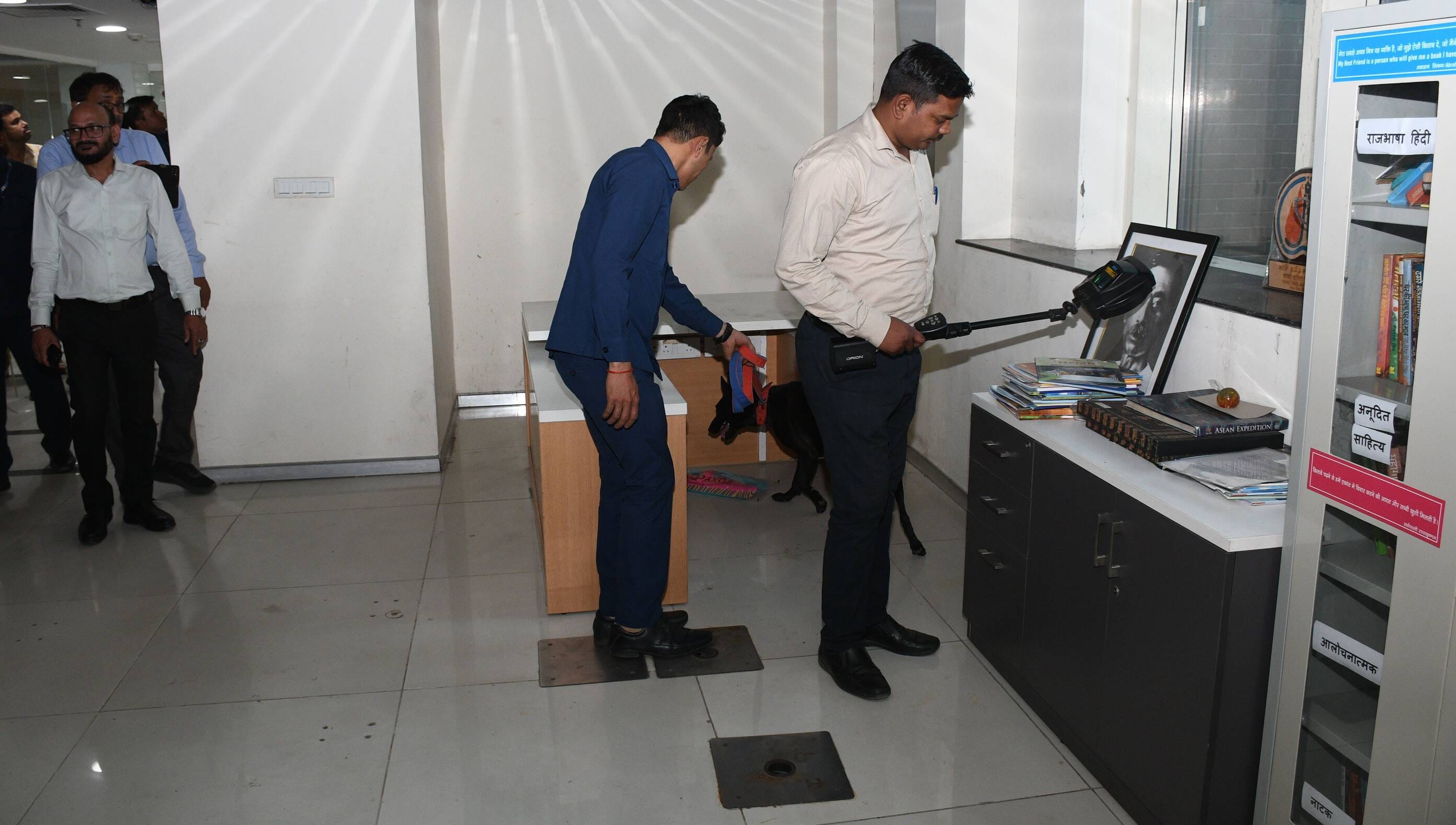 पासपोर्ट ऑफिस में जांच करता बम स्कवॉयड व पुलिस।