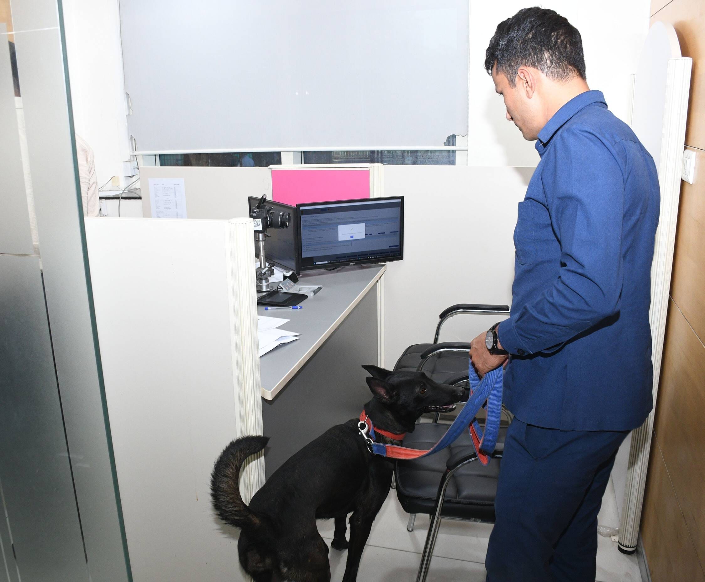 पासपोर्ट ऑफिस में जांच करता बम स्कवॉयड व पुलिस।