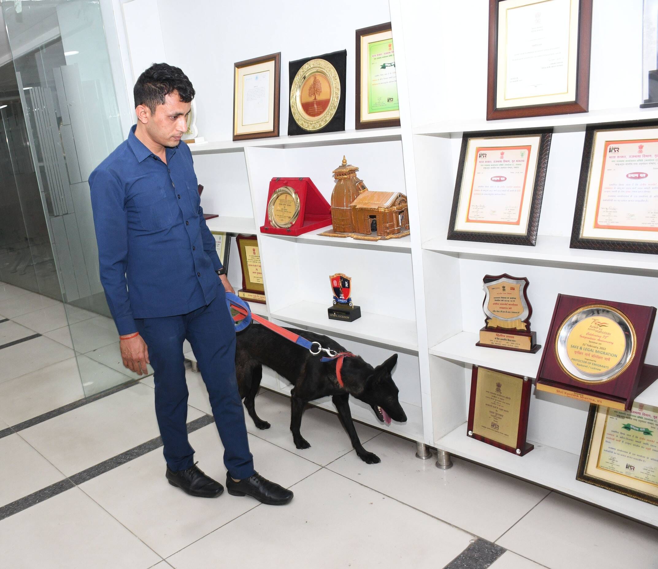 पासपोर्ट ऑफिस में जांच करता बम स्कवॉयड व पुलिस।