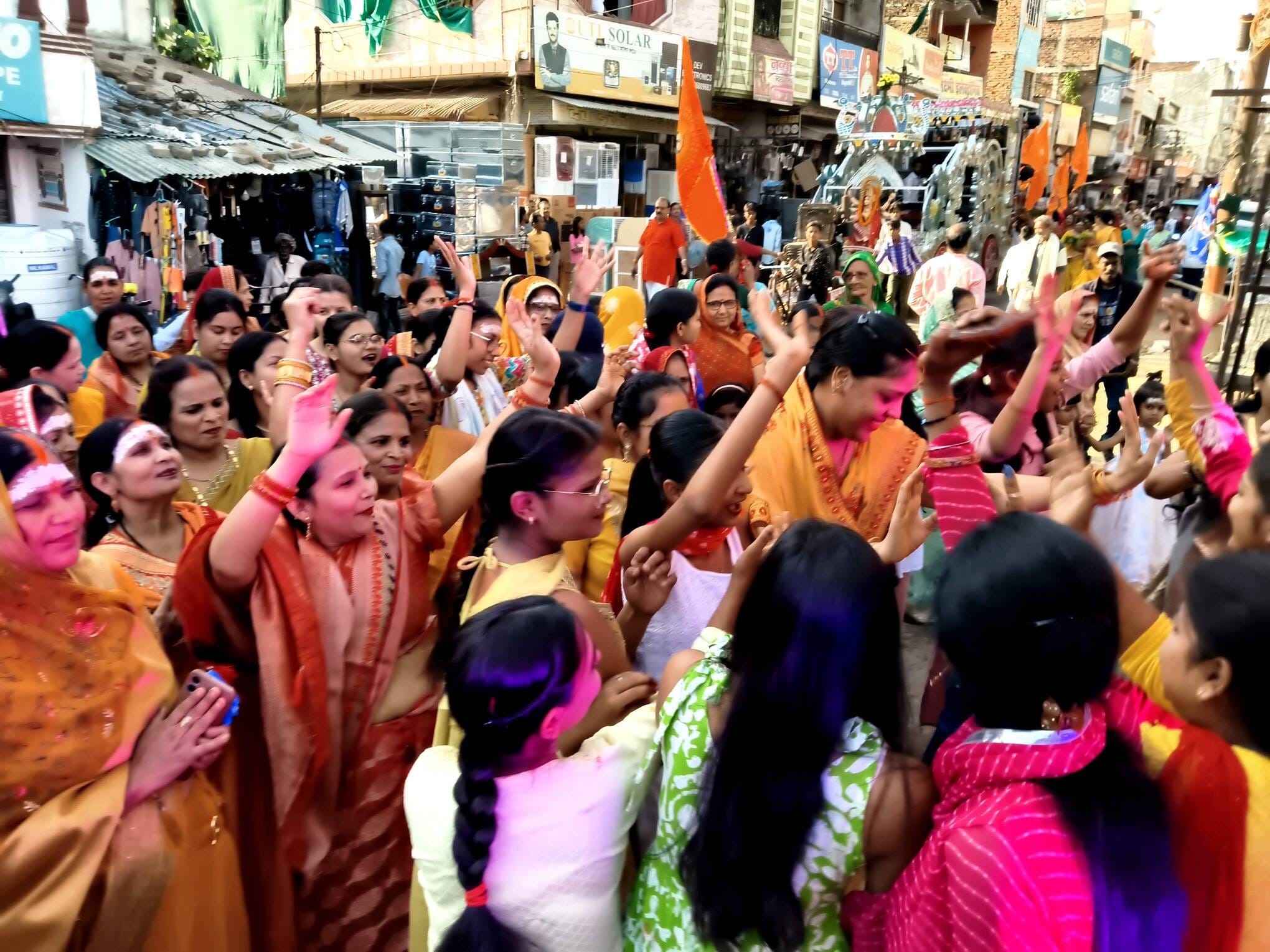 रॉबर्ट्सगंज में दुग्धेश्वर महादेव मंदिर के स्थापना दिवस पर कलश यात्रा में शामिल श्रद्धालु।संवाद रॉबर्ट्सगंज में दुग्धेश्वर महादेव मंदिर के स्थापना दिवस पर कलश यात्रा में शामिल श्रद्धालु।संवाद