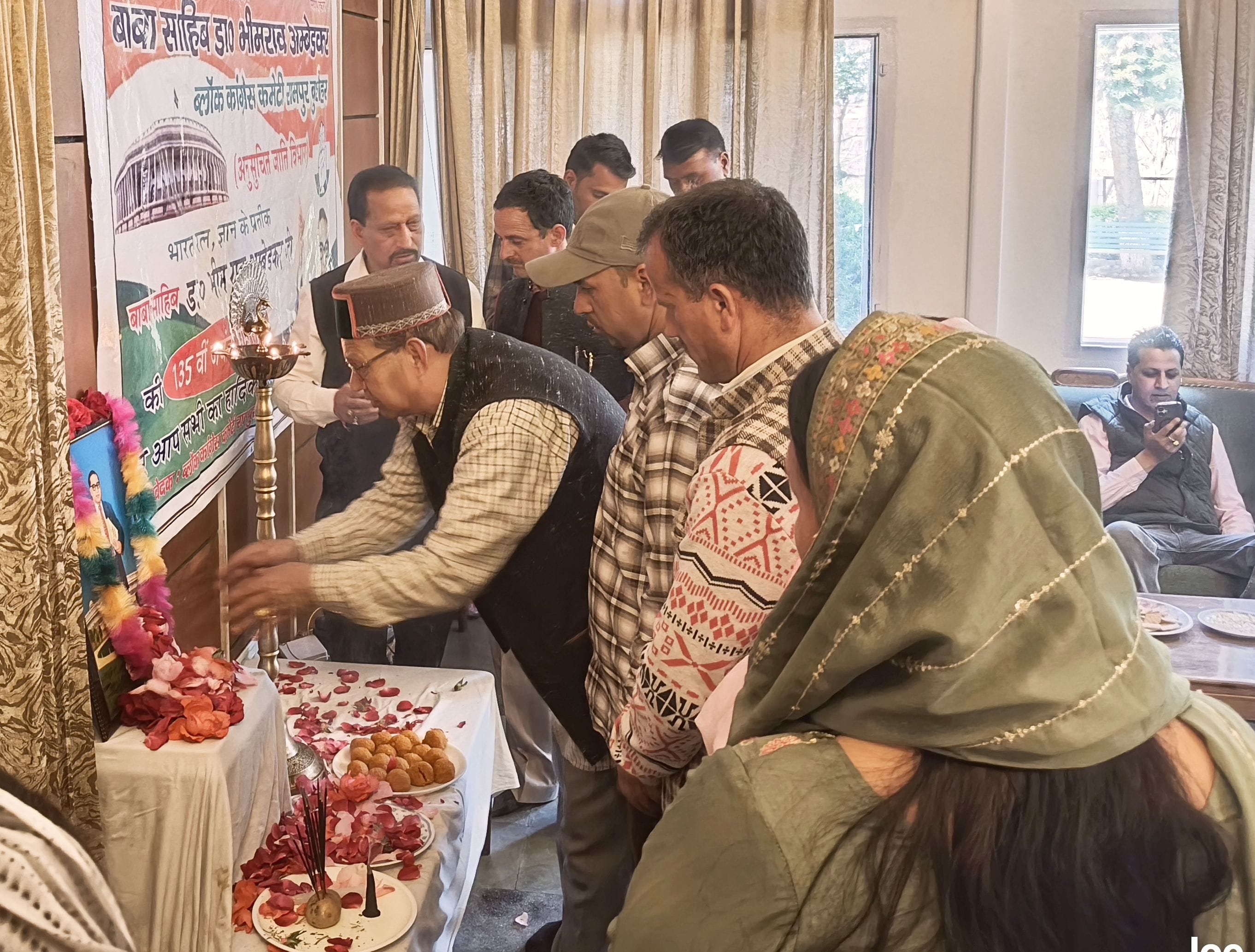 रामपुर में कांग्रेस अनुसूचित जाति सेल की ओर से आयोजित डॉ. अंबेडकर की जयंती पर मौजूद पदाधिकारी औ रामपुर में कांग्रेस अनुसूचित जाति सेल की ओर से आयोजित डॉ. अंबेडकर की जयंती पर मौजूद पदाधिकारी औ