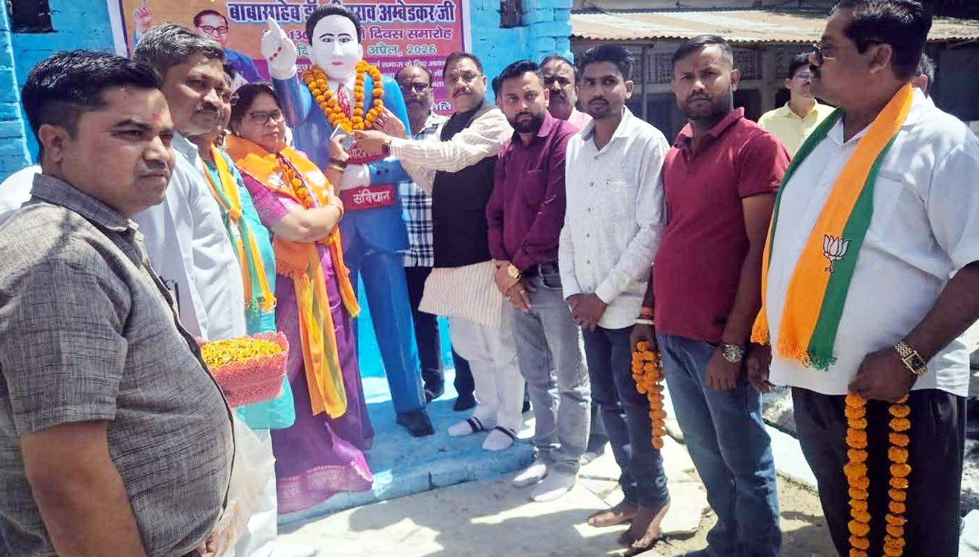 शाहजहांपुर में घंटाघर स्थित डॉ.बीआर आंबेडकर की प्रतिमा पर माल्यार्पण करते सांसद अरुण सागर व मह