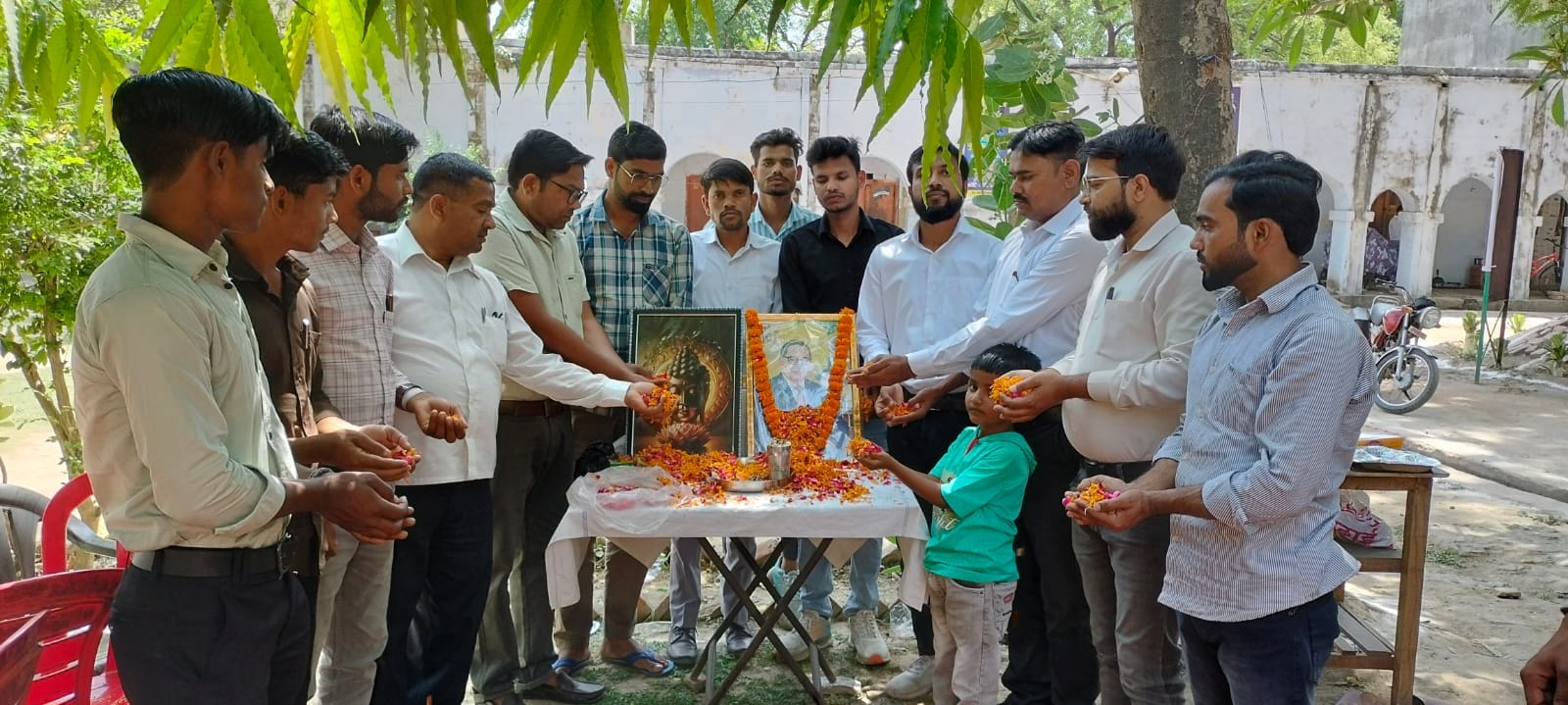शाहजहांपुर में घंटाघर स्थित डॉ.बीआर आंबेडकर की प्रतिमा पर माल्यार्पण करते सांसद अरुण सागर व मह