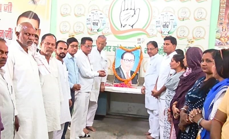 शाहजहांपुर में घंटाघर स्थित डॉ.बीआर आंबेडकर की प्रतिमा पर माल्यार्पण करते सांसद अरुण सागर व मह