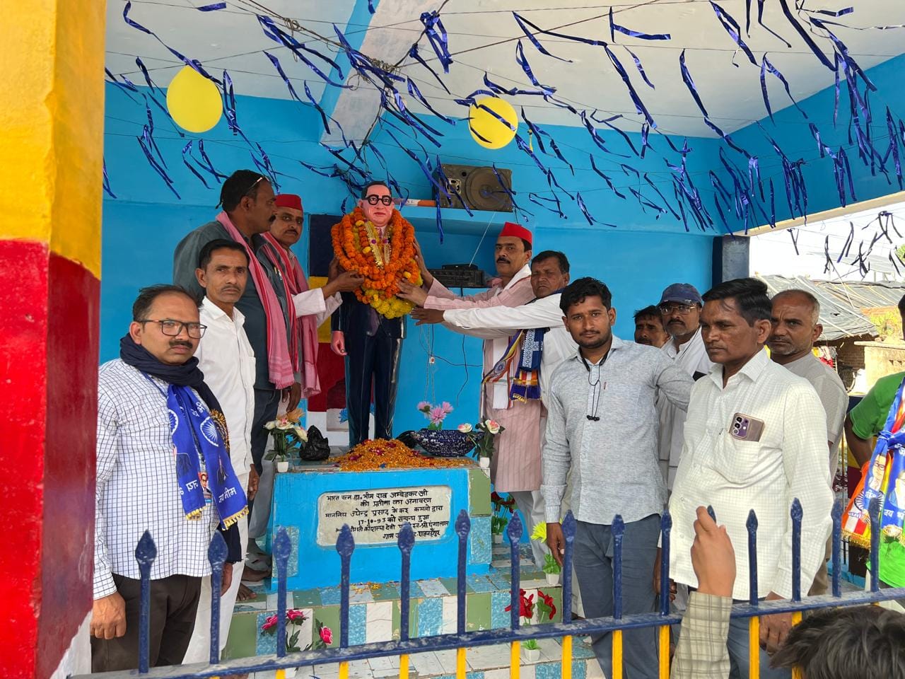 शाहजहांपुर में घंटाघर स्थित डॉ.बीआर आंबेडकर की प्रतिमा पर माल्यार्पण करते सांसद अरुण सागर व मह