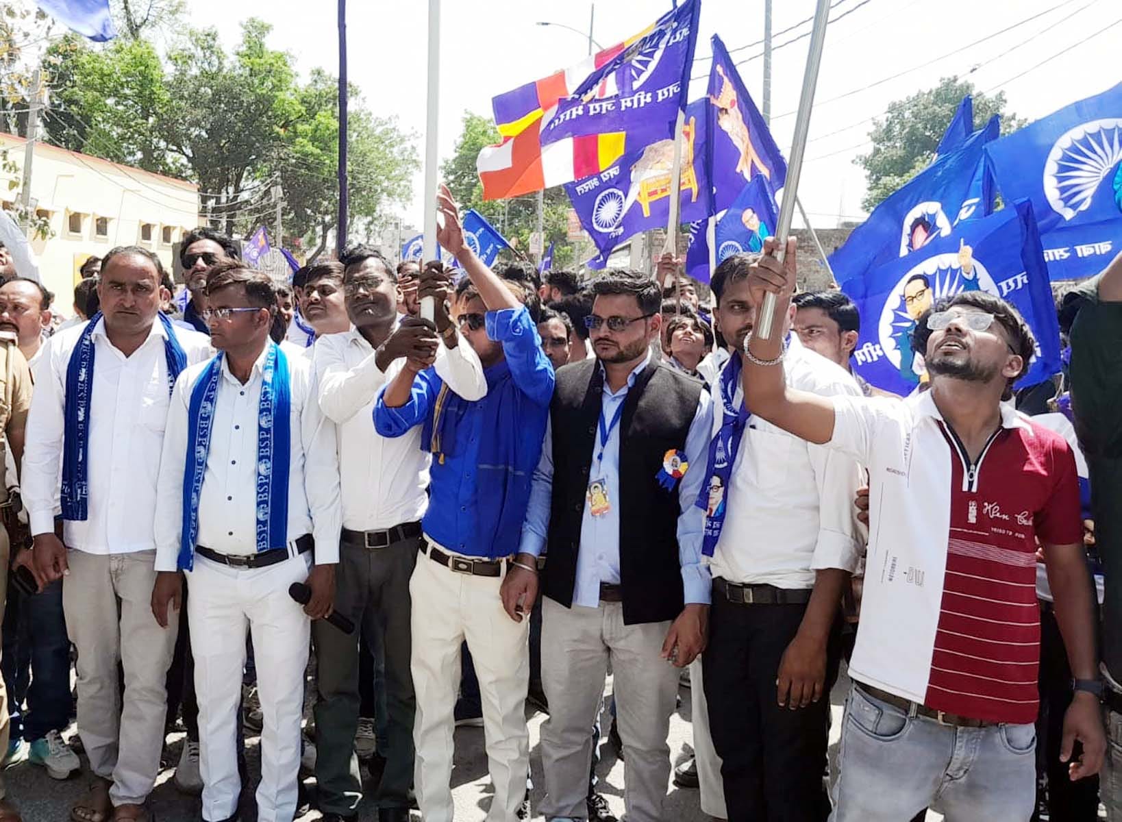 शाहजहांपुर में घंटाघर स्थित डॉ.बीआर आंबेडकर की प्रतिमा पर माल्यार्पण करते सांसद अरुण सागर व मह