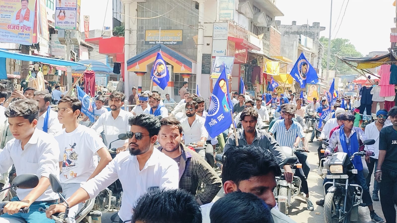 शाहजहांपुर में घंटाघर स्थित डॉ.बीआर आंबेडकर की प्रतिमा पर माल्यार्पण करते सांसद अरुण सागर व मह