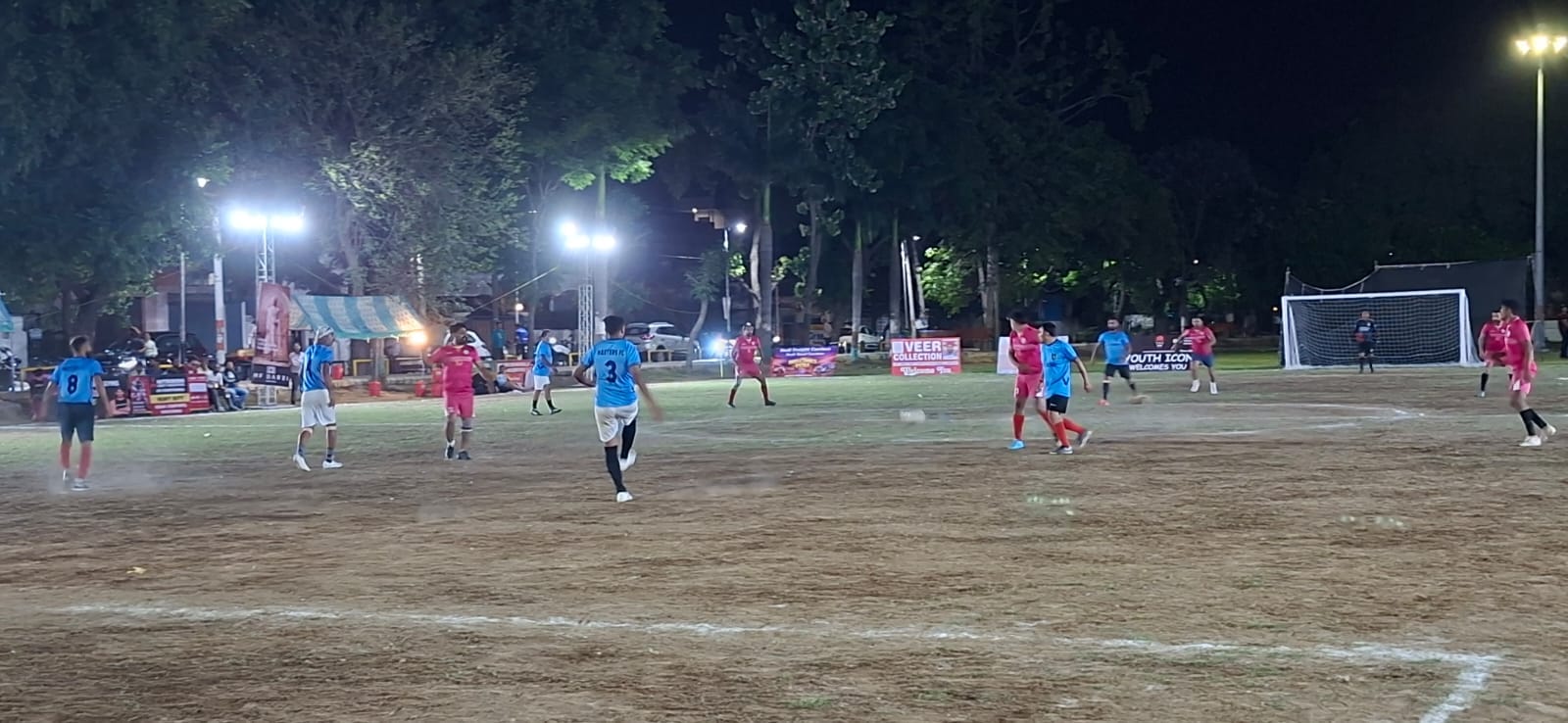 ट्रॉफी मिलने पर आयोजकों के साथ खुशी मनाते जिले की मास्टर्स एफसी टीम। संस्थान