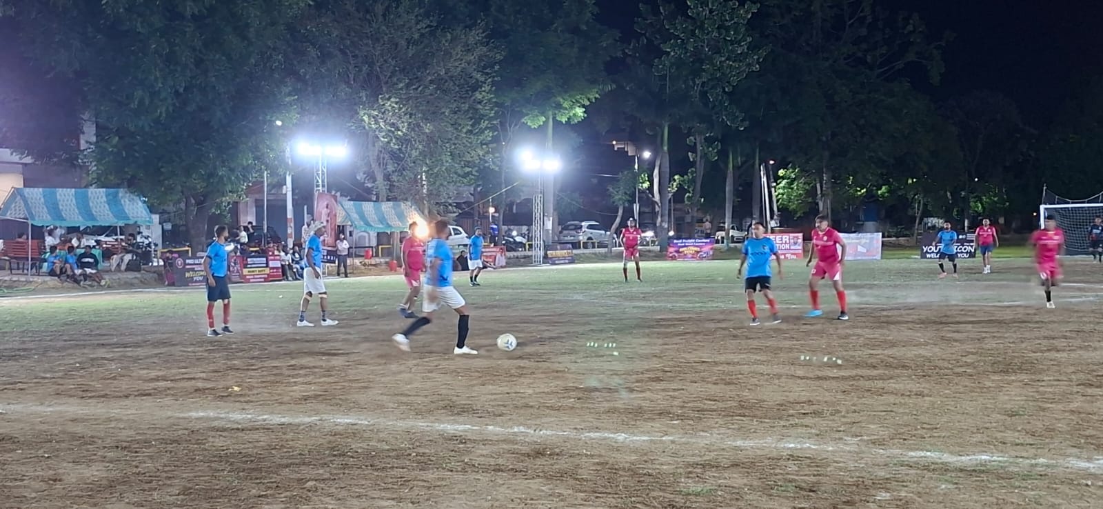 ट्रॉफी मिलने पर आयोजकों के साथ खुशी मनाते जिले की मास्टर्स एफसी टीम। संस्थान