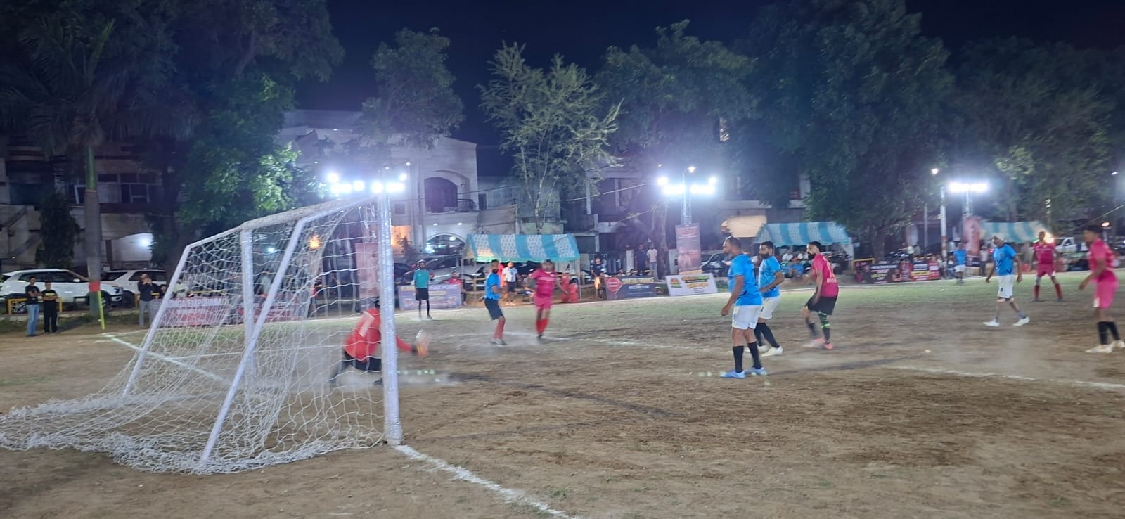 ट्रॉफी मिलने पर आयोजकों के साथ खुशी मनाते जिले की मास्टर्स एफसी टीम। संस्थान