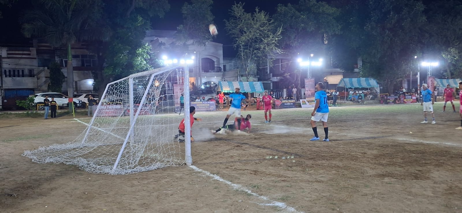 ट्रॉफी मिलने पर आयोजकों के साथ खुशी मनाते जिले की मास्टर्स एफसी टीम। संस्थान