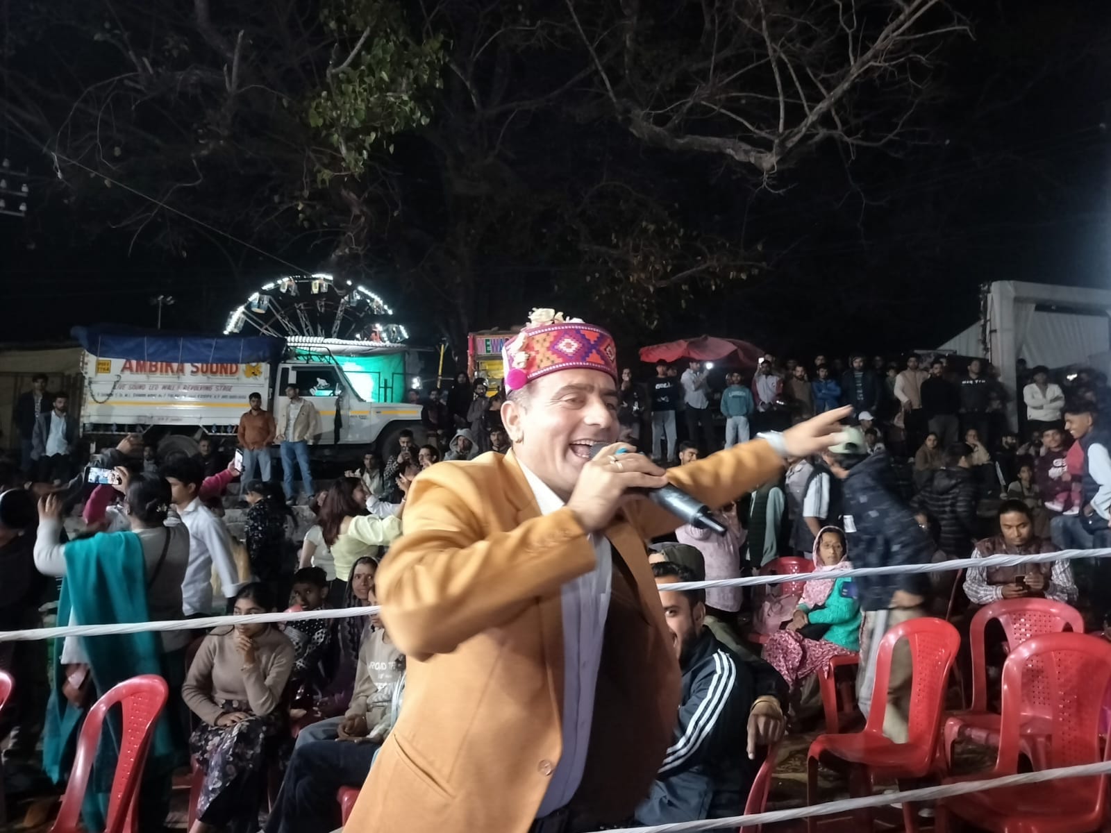 धुम्मू शाह मेले में।प्रस्तुति देते कमल नेहरिया। संवाद धुम्मू शाह मेले में।प्रस्तुति देते कमल नेहरिया। संवाद