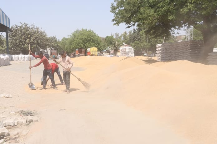 10-रोहतक की नई अनाज मंडी में गेट पास कार्यालय में बायोमीट्रिक के दौरान निशान न आने पर हाथ की उं