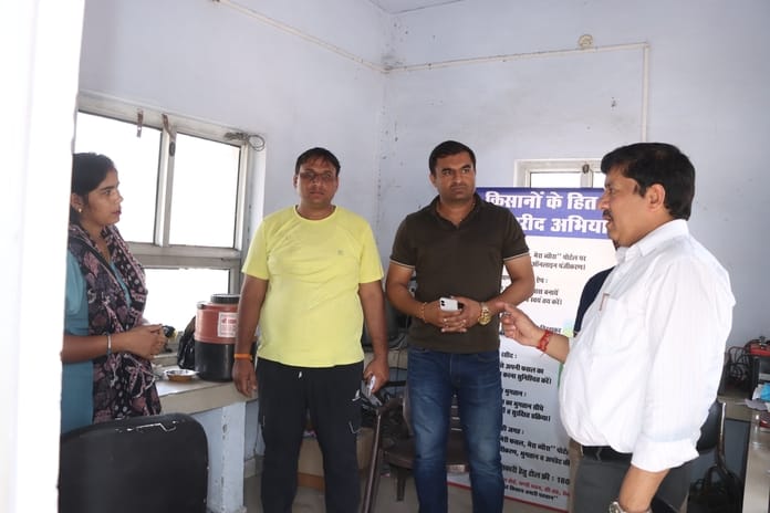10-रोहतक की नई अनाज मंडी में गेट पास कार्यालय में बायोमीट्रिक के दौरान निशान न आने पर हाथ की उं