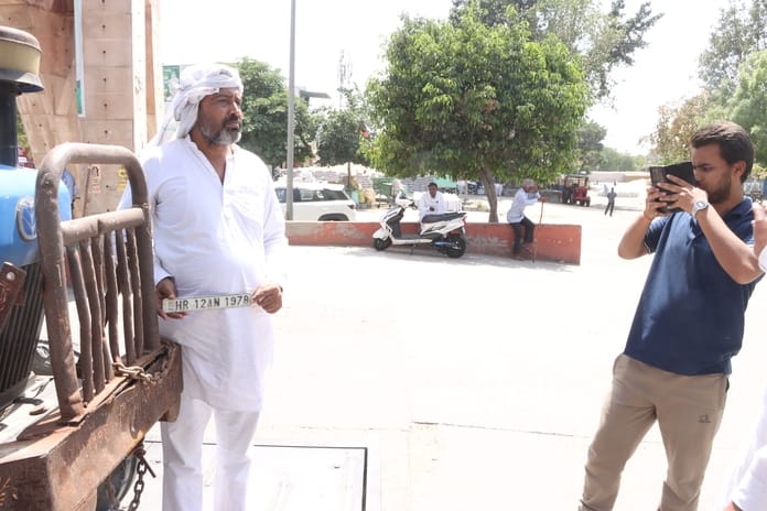 10-रोहतक की नई अनाज मंडी में गेट पास कार्यालय में बायोमीट्रिक के दौरान निशान न आने पर हाथ की उं