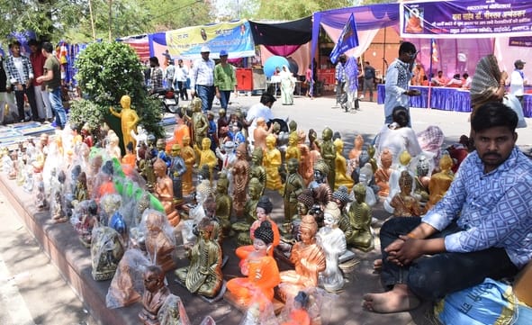 आंबेडकर पार्क में सुबह से ही दर्शकों और प्रशंसकों का आना शुरू हो गया था।