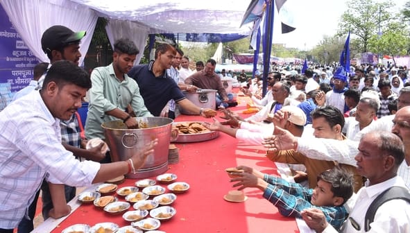 आंबेडकर पार्क में सुबह से ही दर्शकों और प्रशंसकों का आना शुरू हो गया था।