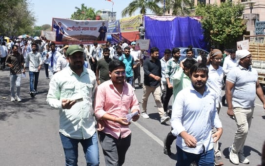 आंबेडकर पार्क में सुबह से ही दर्शकों और प्रशंसकों का आना शुरू हो गया था।