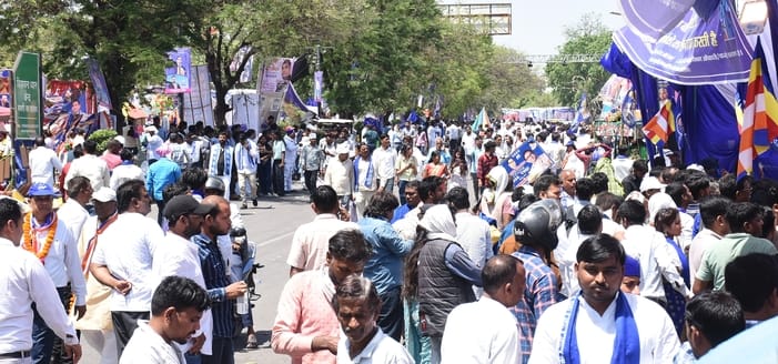आंबेडकर पार्क में सुबह से ही दर्शकों और प्रशंसकों का आना शुरू हो गया था।