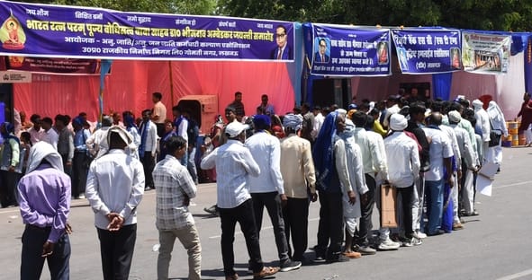 आंबेडकर पार्क में सुबह से ही दर्शकों और प्रशंसकों का आना शुरू हो गया था।