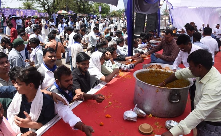 आंबेडकर पार्क में सुबह से ही दर्शकों और प्रशंसकों का आना शुरू हो गया था।