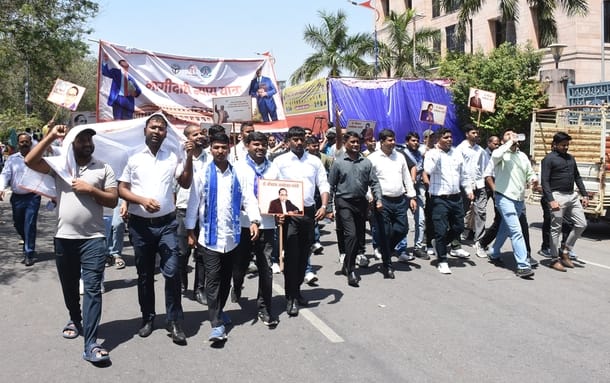 आंबेडकर पार्क में सुबह से ही दर्शकों और प्रशंसकों का आना शुरू हो गया था।
