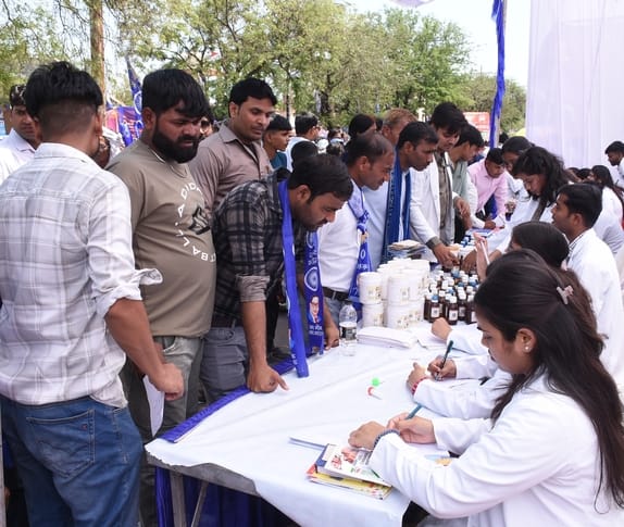 आंबेडकर पार्क में सुबह से ही दर्शकों और प्रशंसकों का आना शुरू हो गया था।